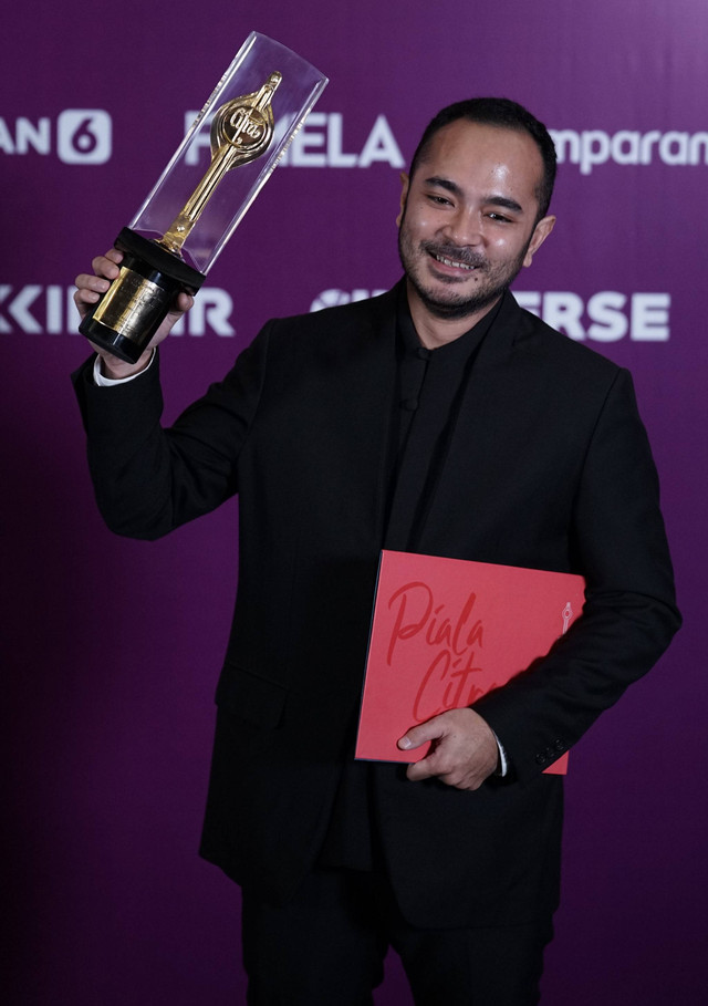 Aktor Marthino Lio berpose usai meraih penghargaan Pemeran Aktor Pria Terbaik dalam Festival Film Indonesia 2022 di Jakarta Convention Center, Jakarta, Selasa (22/11/2022). Foto: Agus Apriyanto