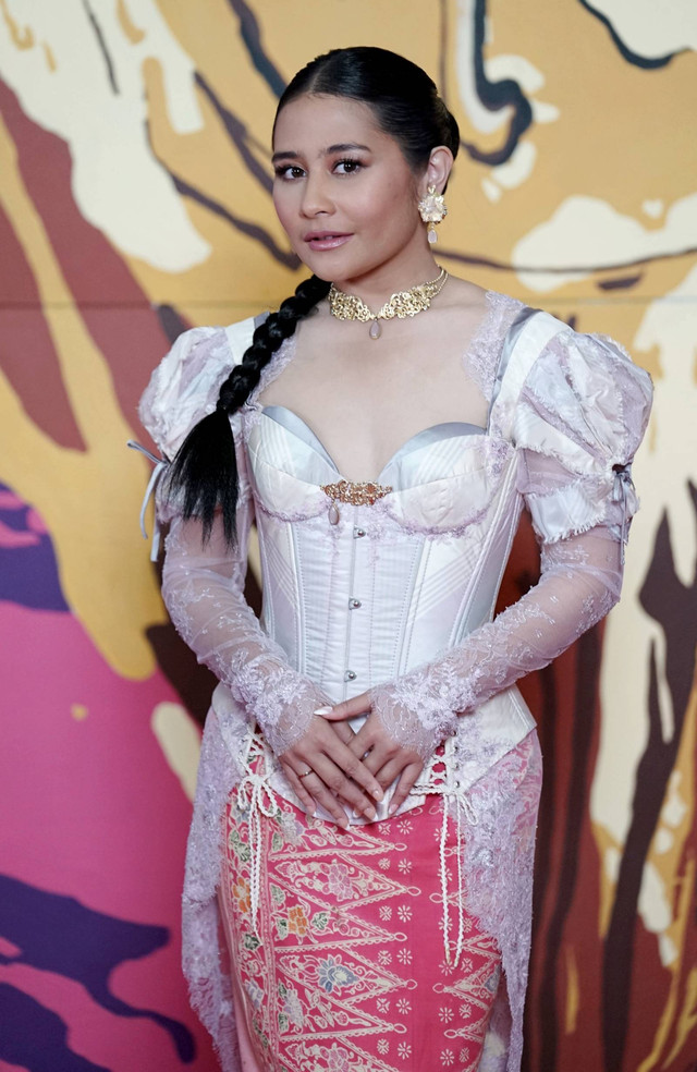 Prilly Latuconsina saat melintas red carpet Festival Film Indonesia 2022 di JCC, Jakarta, Selasa (22/11/2022). Foto: Agus Apriyanto