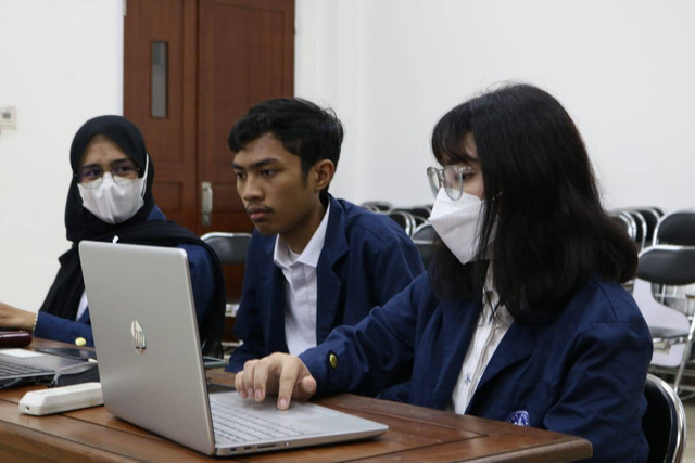 Mahasiswa sedang melakukan rapat organisasi. (Foto milik Fiona Christabel, 2021)