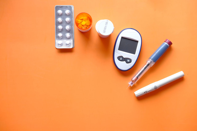 Ilustrasi alat mengecek gula darah dan obat untuk penderita diabetes. Foto: Unsplash