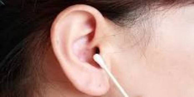 Ilustrasi membersihkan telinga dengan cotton bud. Foto: Pixabay