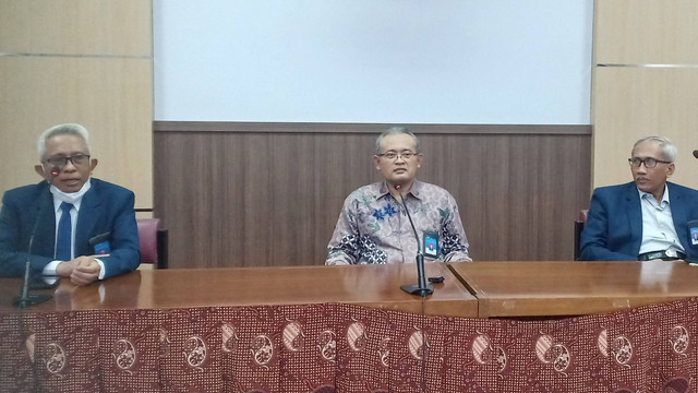Wakil Ketua WMA (kiri) Hasan Fauzi dan Rektor UNS terpilih Prof. Sajidan (tengah) beberapa waktu lalu usai pemilihan. FOTO: Agung Santoso