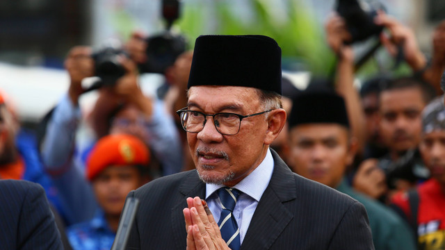 Ketua koalisi Pakatan Harapan Anwar Ibrahim (PH) Datuk Seri Anwar Ibrahim seusai berjumpa Raja Malaysia Yang di-Pertuan Agong, Al Sultan Abdullah Ri'ayatuddin Al Mustafa Billah Shah di Pintu Masuk 2, Damansara, Kuala Lumpur, Malaysia, Selasa (22/11). Foto: ANTARA FOTO/Rafiuddin Abdul Rahman