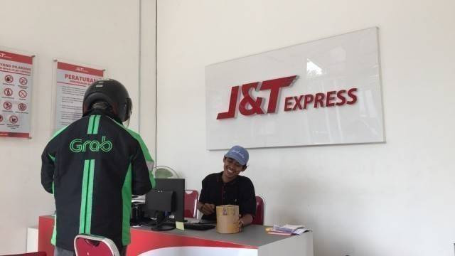 Ilustrasi menggunakan layanan J&T Jemari. Foto: Abdul Latif/kumparan