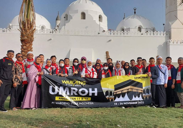 Karyawan Waroeng Steak & Shake yang berangkat umrah. Foto: dok. Waroeng Steak 