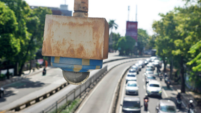 Kamera CCTV terpasang di Jembatan Penyeberangan Orang (JPO) Halte TransJakarta, di kawasan Jakarta, Rabu (24/11/2022). Foto: Iqbal Firdaus/kumparan