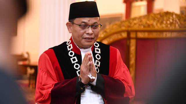 Hakim konstitusi, M. Guntur Hamzah usai dilantik oleh Presiden Joko Widodo di Istana. Foto: Lukas/Biro Pers Sekretariat Presiden