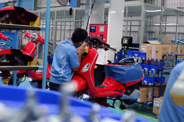 Produksi perdana Vespa di pabrik Piaggio Indonesia. Foto: Aditya Pratama Niagara/kumparan