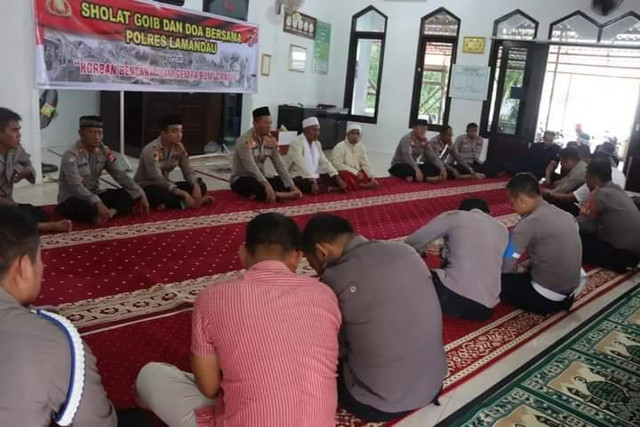 Personel Polres Lamandau saat mengikuti doa bersama untuk korban gempa Cianjur. (FOTO: Dokumen Polres Lamandau).
