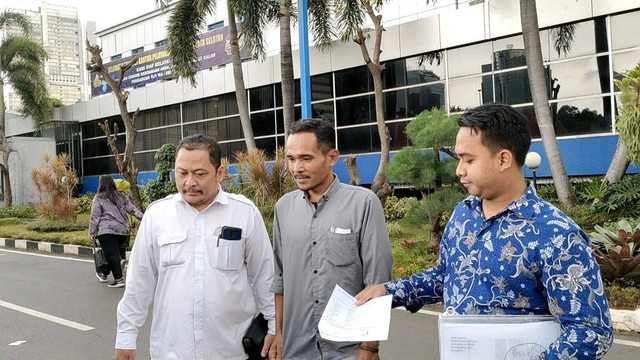 Syahrul Rizal dan Kuasa Hukum laporkan Budi Dalton, Sule, dan Mang Saswi, terkait dugaan penghinaan terhadap Rasulullah ke Polda Metro Jaya, Rabu (23/11). Foto: Giovanni/kumparan