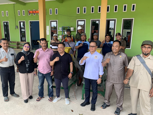 Penyerahan bantuan dua unit mesin alat pemipil jagung dari Mukhtarudin ke petani KUD Tani Subur. Joko Hardyono/InfoPBUN