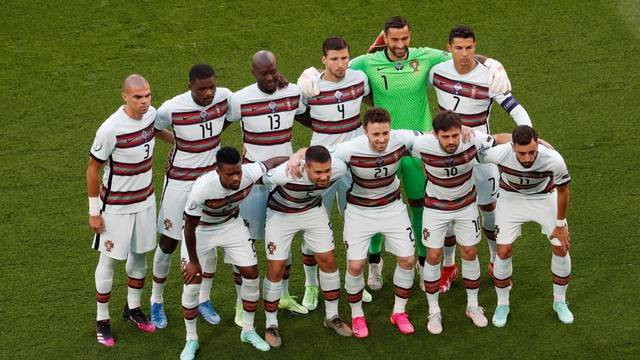 Pemain Timnas Portugal berpose untuk foto grup tim sebelum pertandingan pada laga Euro 2020 di Puskas Arena, Budapest, Hongaria, Selasa (15/6). Foto: Pool via REUTERS/Laszlo Balogh