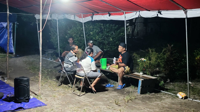 (Kanan) Wakil Ketua II DPRD Kobar Bambang Suherman saat menyerap aspirasi dan masukan dari petani di Kelurahan Mendawai, Kecamatan Arut Selatan. Foto: Lukman Hakim/InfoPBUN