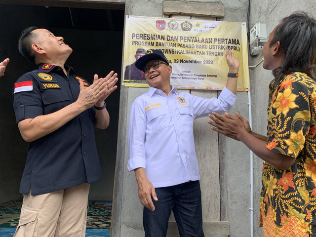 Mukhtarudin meresmikan dan penyalaan pertama program bantuan pasang baru listrik rumah warga di Desa Karang Mulya, Kecamatan Pangkalan Banteng. Joko Hardyono/InfoPBUN