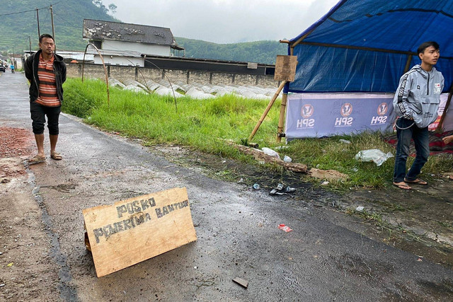 Warga mengadang bantuan yg masuk di Kampung Buniaga, Desa Ciherang, Kecamatan Pacet, Cianjur, Rabu (23/11/2022). Foto: Muhammad Iqbal/kumparan