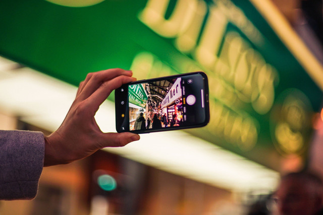 Ilustrasi Cara Split Screen iPhone. Foto: dok. Wendy Wei (Pexels.com)