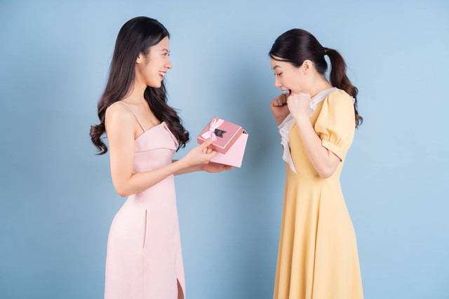 Rekomendasi hadiah akhir tahun untuk sahabat pencinta fashion. Foto: TimeImage Production/Shutterstock