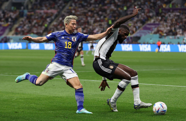 Antonio Rudiger mengawal pemain Jepang. Foto: Reuters/Matthew Childs