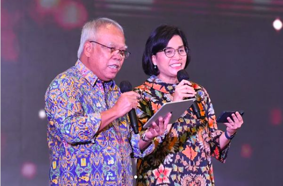 Menteri PUPR Basuki Hadimuljono dan Menteri Keuangan Sri Mulyani duet menyanyikan lagu 'Rumah Kita' milik Godbless. Foto: Instagram/@smIndrawati