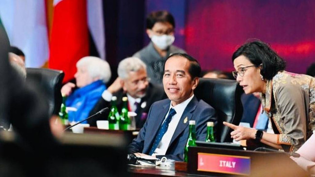 Menteri Keuangan Sri Mulyani Indrawati berbincang dengan Presiden Jokowi di acara KTT G20. Foto: Instagram/@smindrawati