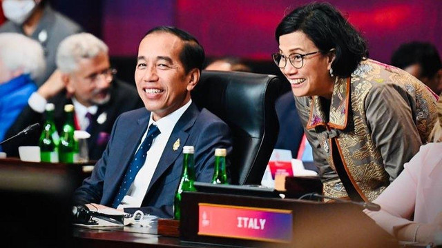 Menteri Keuangan Sri Mulyani Indrawati berbincang dengan Presiden Jokowi di acara KTT G20. Foto: Instagram/@smindrawati