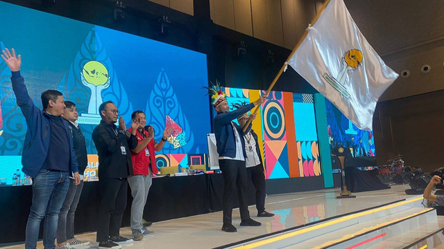 Ketum HIPMI terpilih periode 2022-2025 Akbar Himawan Buchari mengibarkan bendera HIPMI, Rabu (23/11/2022) malam. FOTO: Fernando Fitusia