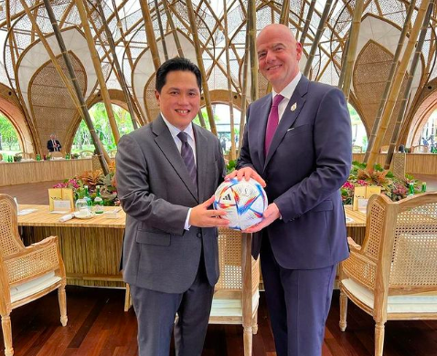Menteri BUMN Erick Thohir dan Presiden FIFA Gianni Infantino menunjukkan bola buatan Madiun yang digunakan di Piala Dunia 2022 Qatar. Foto: @erickthohir/instagram
