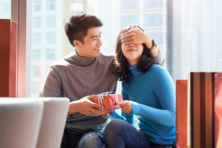 Ilustrasi mendapat hadiah perhiasan dari pasangan. Foto: Shutterstock