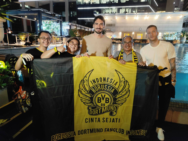 Perwakilan Borussia Dortmund bersama Mats Hummels dan Marco Reus, memberi donasi untuk korban Tragedi Kanjuruhan. Foto: Borussia Dortmund
