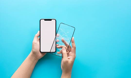 Ilustrasi cara membersihkan tempered glass yang menempel di layar HP. Foto: Pixabay