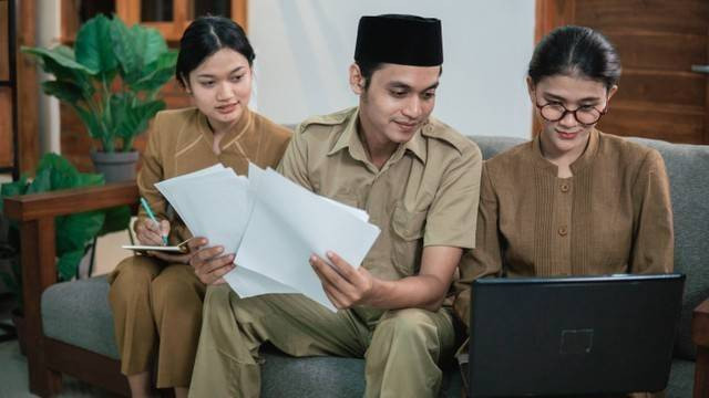 Ilustrasi mencari NIP seseorang melalui aplikasi MySAPK. Foto: Shutterstock