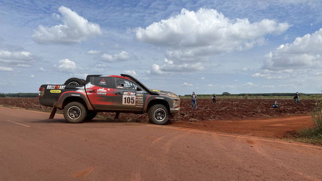 Aksi Mitsubishi Triton tim Mitsubishi Ralliart di ajang Asia Cross Country Rally (AXCR) 2022 Thailand. Foto: Sena Pratama/kumparan