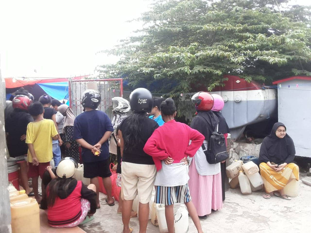 Keterangan foto: Antrian warga saat ingin mendapatkan minyak tanah di pangkalan.