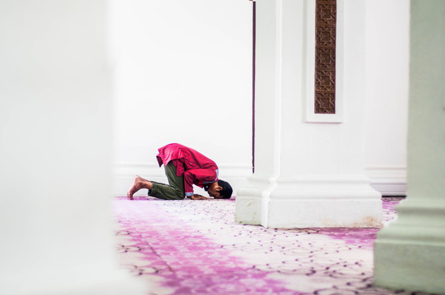 Ilustrasi gerakan sujud dalam salat. Foto: Unsplash