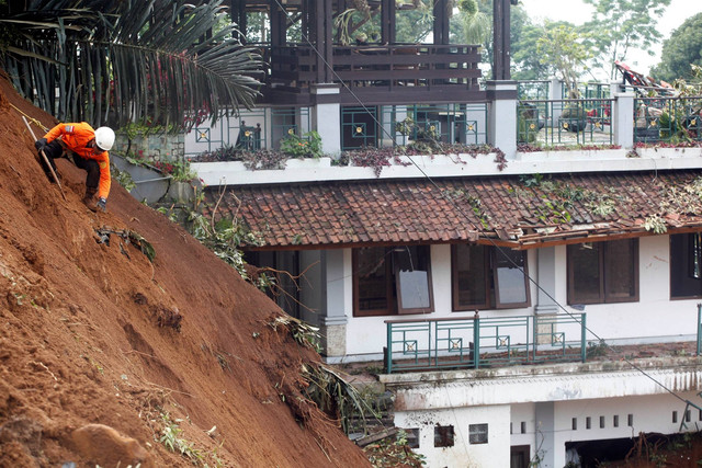 Petugas SAR gabungan melakukan evakuasi di lokasi longsor akibat gempa di Cugenang, Kabupaten Cianjur, Jawa Barat, Kamis (24/11/2022). Foto: Yulius Satria Wijaya/ANTARA FOTO