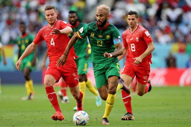 Pemain Timnas Kamerun ric Maxim Choupo-Moting berusaha melewati pemain Timnas Swiss Remo Freuler pada pertandingan Grup G Piala Dunia 2022 Qatar di Stadion Al Janoub, Al Wakrah, Qatar.
 Foto: Carl Recine/REUTERS