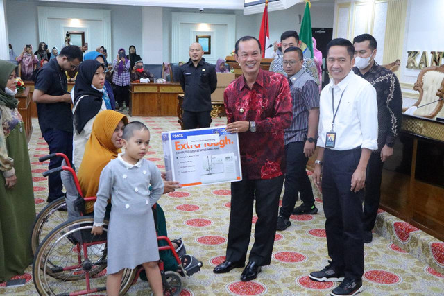 Penyaluran bantuan Dana Insentif Daerah (DID) bagi pelaku usaha di Palembang. (Foto: Istimewa)