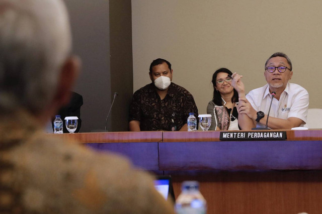 Menteri Perdagangan Zulkifli Hasan rapat dengan Gabungan Perusahaan Pembibitan Unggas (GPPU) di Kementerian Perdagangan, Jakarta, Kamis (24/11/2022). Foto: Dok. Kemendag