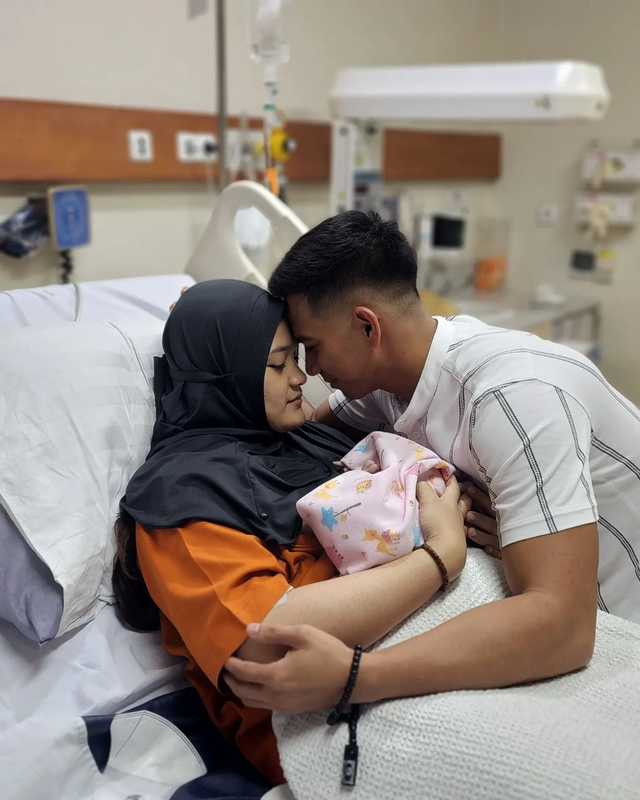 Ridho DA dan Syifa Aisyah dikaruniai anak perempuan. Foto: Instagram/@da2_ridho