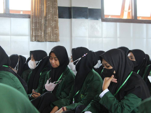 Ilustrasi : Mahasiswa mengejar ketertinggalan dengan teman sebaya : Dokumentasi pribadi
