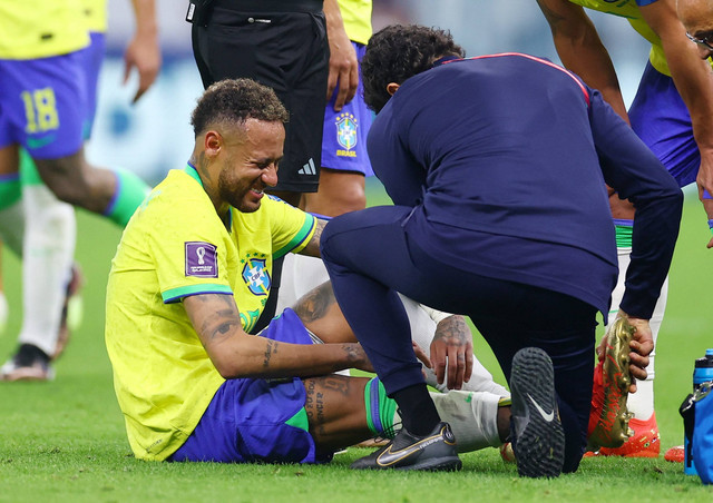 Neymar cedera saat Brasil bertemu Serbia. Foto: Kai Pfaffenbach/REUTERS