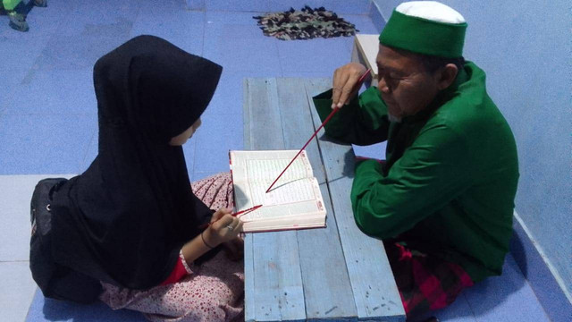 Pentingnya peran orang tua terhadap pendidikan anak sebagai pendidik, motivator, fasilitator, dan pembimbing. Sumber: Dokumentasi Pribadi
