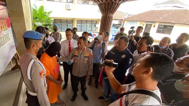 Pelaku penipuan saat ditunjukkan kepada wartawan di Klungkung, Bali - IST