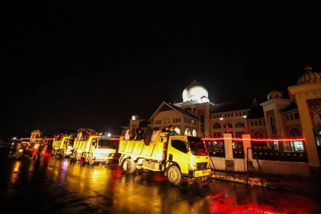 Sejumlah etnis rohingya menunggu kepastian penampungan di halaman kantor bupati Aceh Utara, Aceh, Kamis (24/11/2022). Foto: Rahmad/Antara Foto