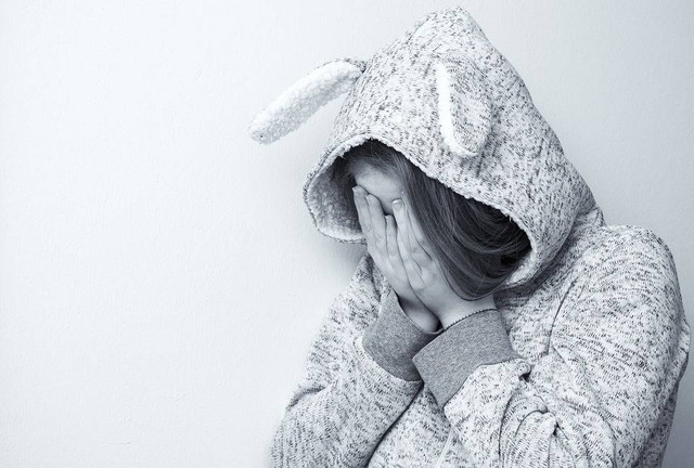 https://pixabay.com/photos/woman-sad-portrait-crying-2048905/