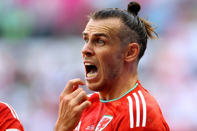 Pemain Wales Gareth Bale bereaksi setelah bentrok dengan pemain Iran Milad Mohammadi pada Piala Dunia FIFA Qatar 2022 di Stadion Ahmad Bin Ali, Al Rayyan, Qatar, Jumat (25/11/2022). Foto: Hannah McKay/REUTERS