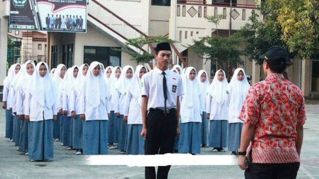 Tertib saat upacara berlangsung merupakan Bentuk Penanaman Nilai Pendidikan Karakter Sumber: Dokumentasi Pribadi 