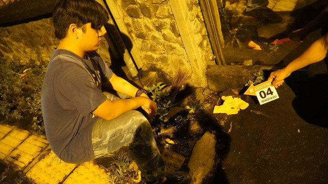 Polisi menunjuk TKP pembunuhan kakek di Yogyakarta oleh cucunya. Foto: istimewa