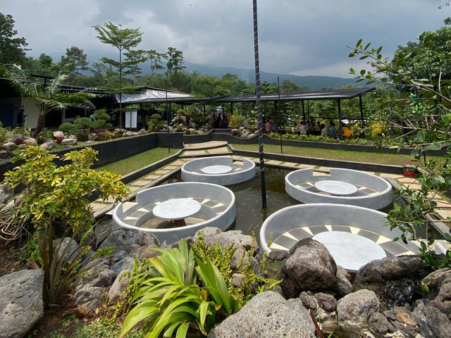 Area Lingkaran Tempat Makan dan Kolam Ikan. Foto: Vinda Tri Ayu Septi