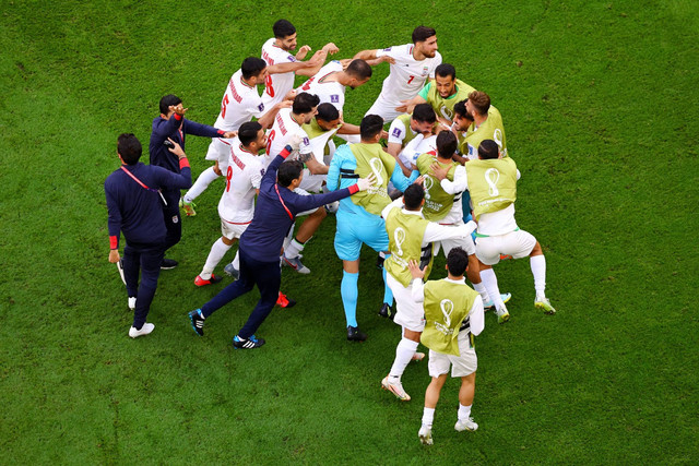 Pemain Iran Roozbeh Cheshmi merayakan gol pertama mereka bersama timnya saat hadapi Wales pada Piala Dunia FIFA Qatar 2022 di Stadion Ahmad Bin Ali, Al Rayyan, Qatar, Jumat (25/11/2022) Foto: Fabrizio Bensch/REUTERS